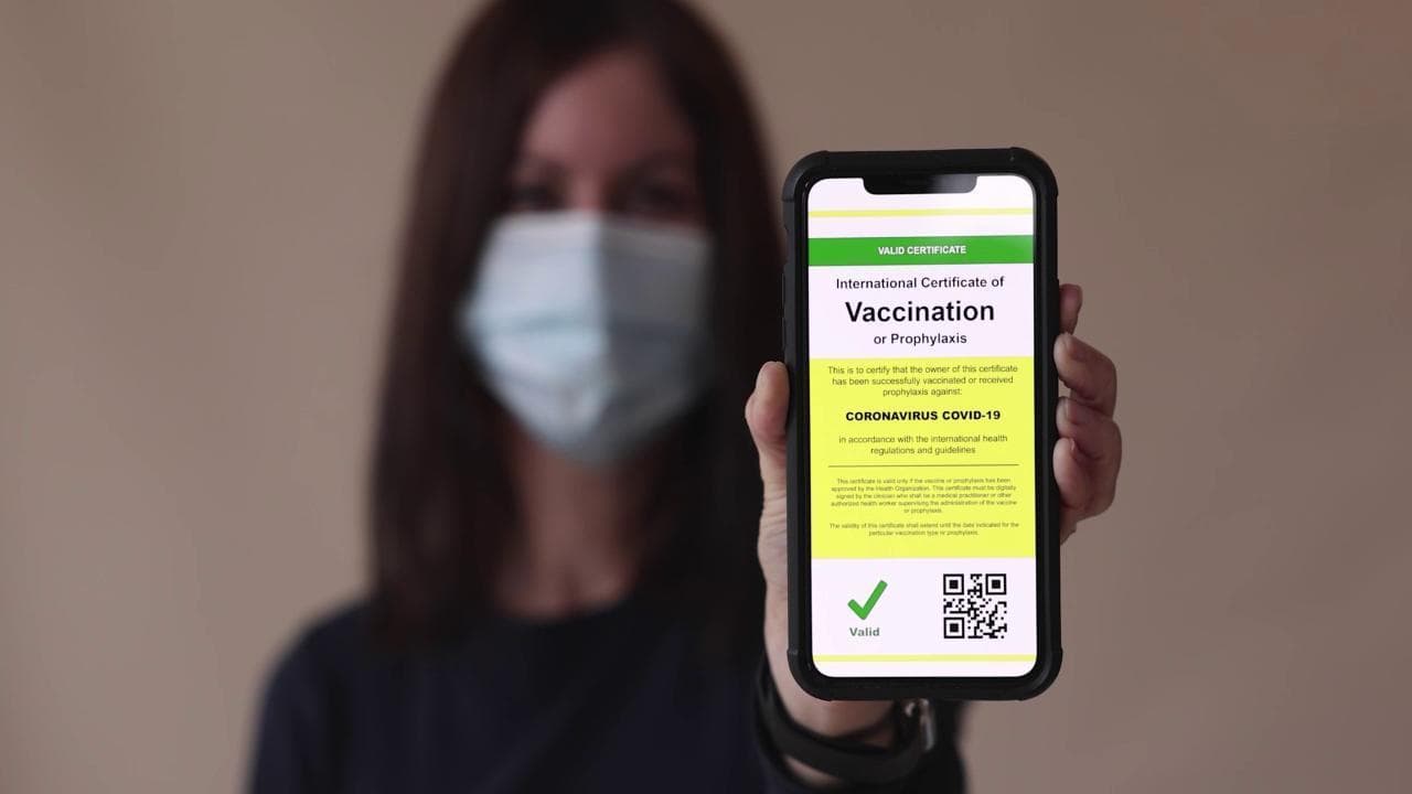 Covid, il green pass per i vaccinati: per gli operatori sanitari la scadenza dei 6 mesi è vicina