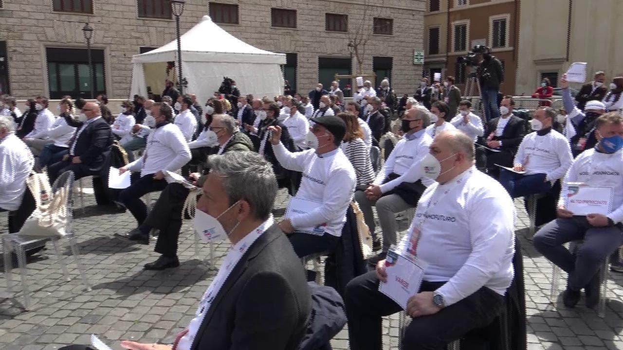Coronavirus, l'appello di chef e ristoratori: "Governo dia una data per riapertura"