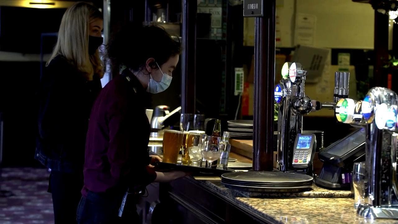Gb, riaprono anche i pub: la folla per la prima pinta