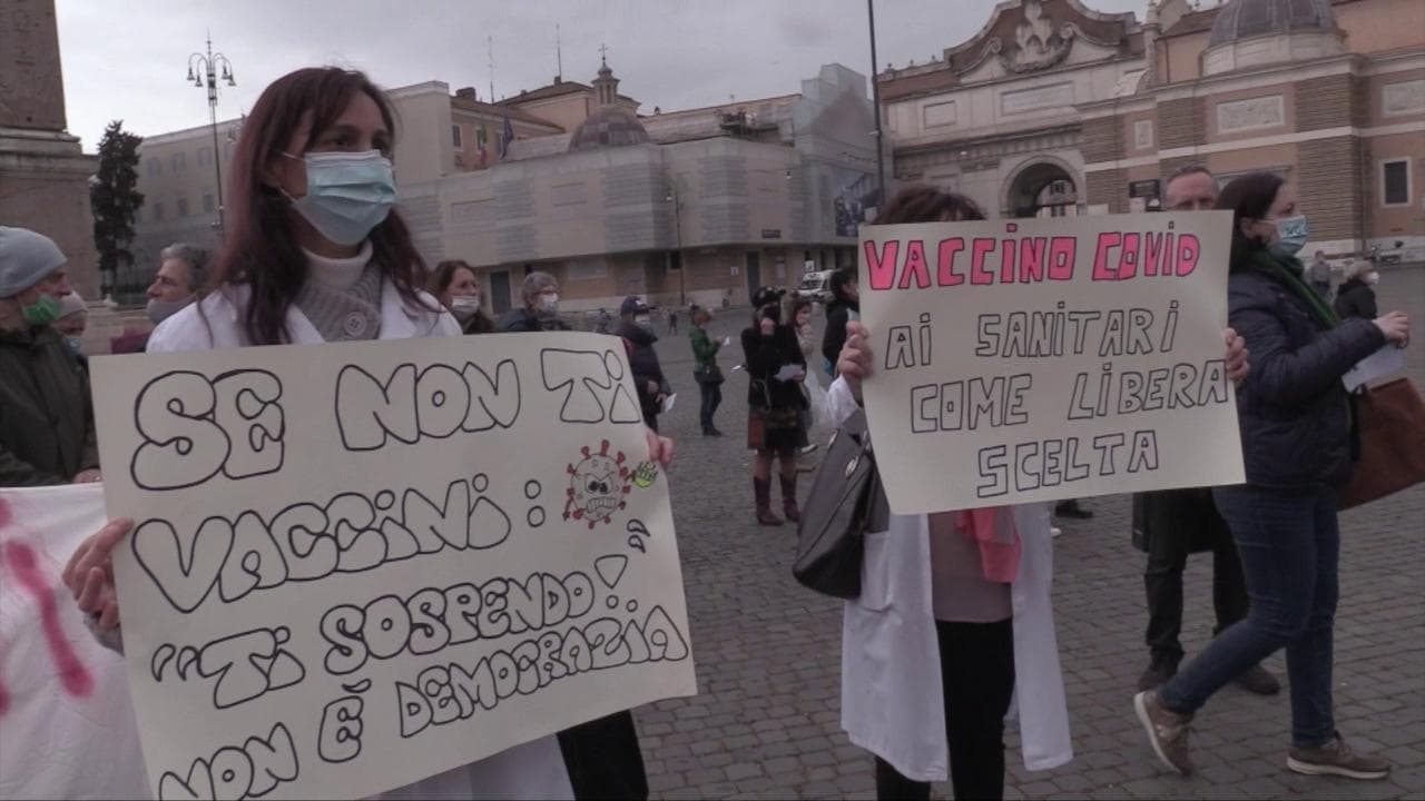 Roma, operatori sanitari in piazza contro vaccino obbligatorio Covid: ''Non siamo no vax ma neanche cavie''