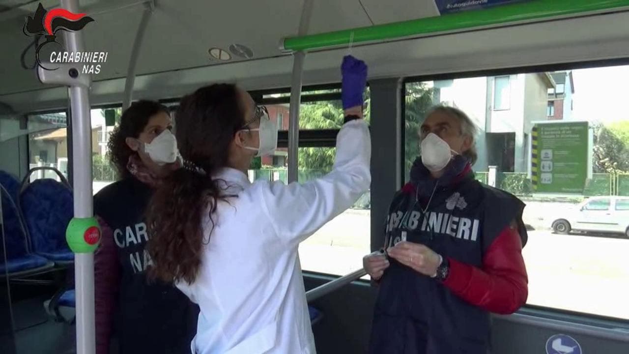 Ispezioni del Nas sui mezzi pubblici: tracce di Covid su maniglie e sedili