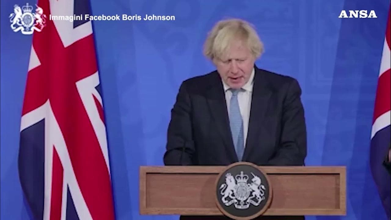 Coronavirus Gb, Johnson: "Dal 12 aprile via a fase due, andrò al pub e mi berrò una birra"