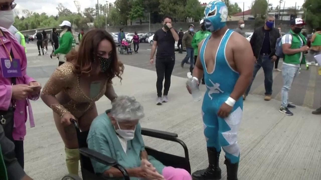 Messico, l'allegria dei wrestler per aiutare gli anziani a vaccinarsi