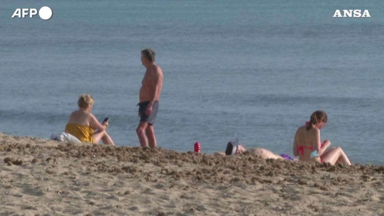 Spagna, decine di turisti tedeschi atterrano a Maiorca per le vacanze pasquali