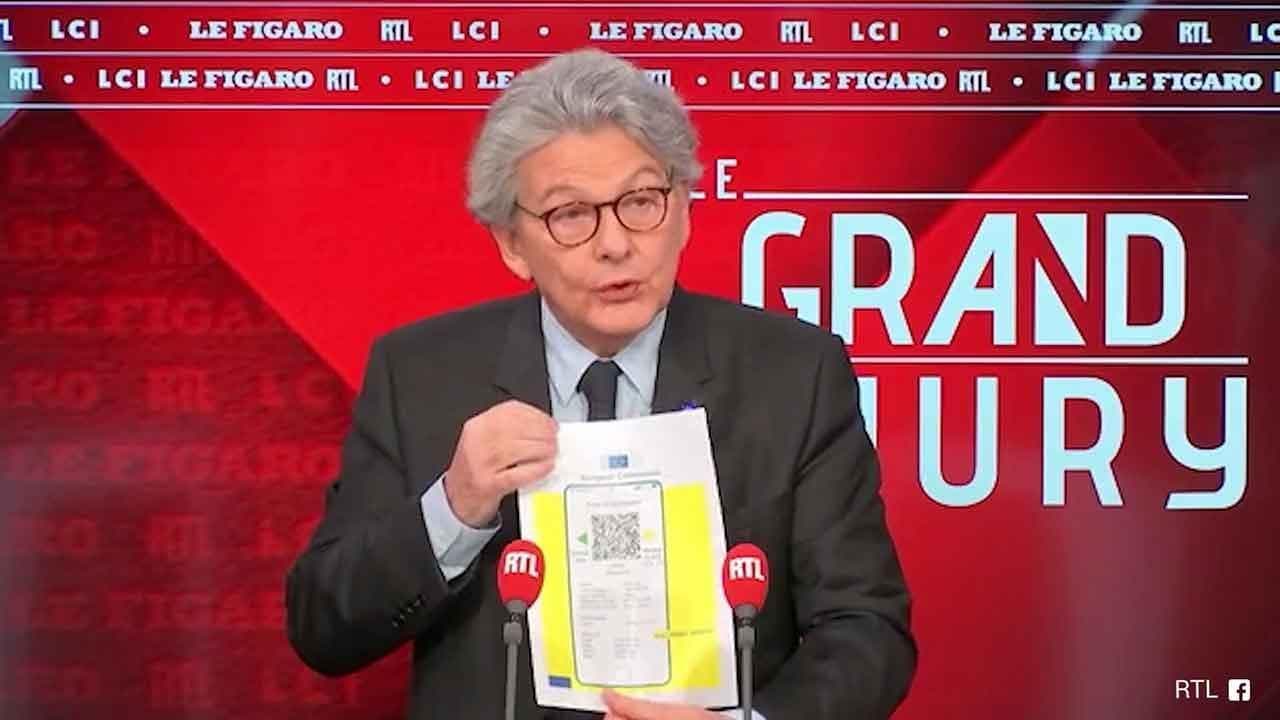 Covid, Breton mostra il certificato vaccinale europeo: ''Pronto fra 2-3 mesi, cartaceo e su smartphone"