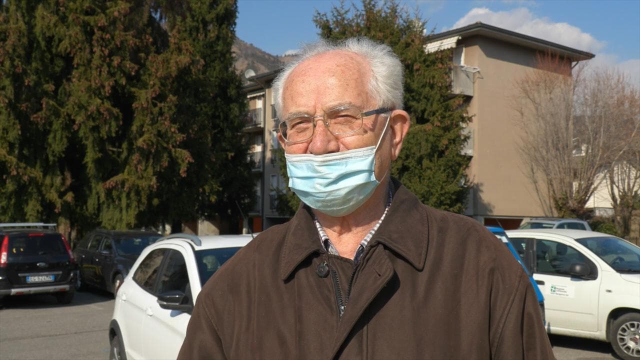 Vaccini Lombardia, l'odissea di Luigi a 83 anni: 40 km e 3 passi alpini per ricevere una dose