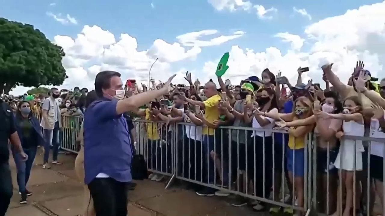 Brasile, Bolsonaro festeggia il compleanno: i suoi sostenitori assembrati per il taglio della torta