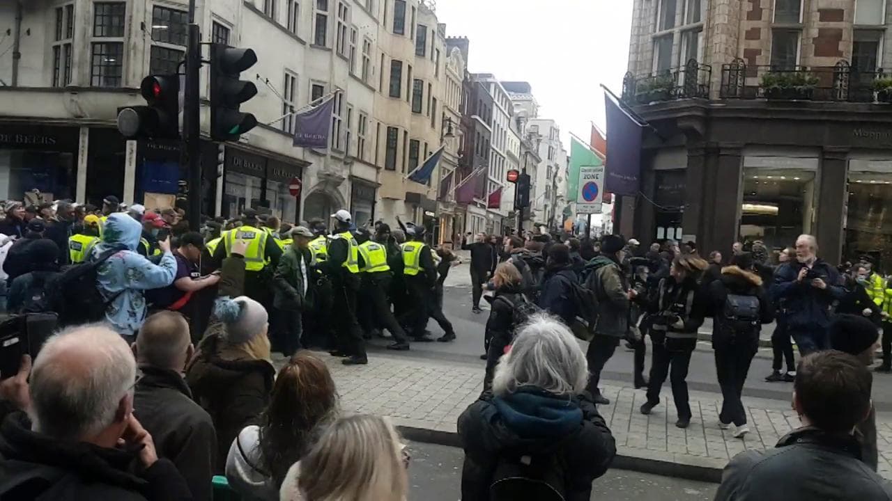 Londra, proteste contro il lockdown: tensione con la polizia
