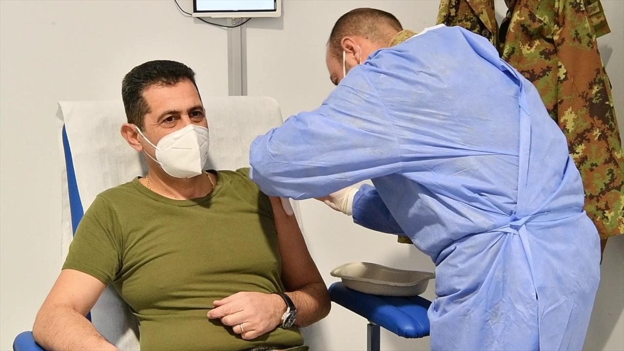 Figliuolo e Curcio vaccinati con AstraZeneca. "Da terza settimana di aprile 500mila dosi al giorno"