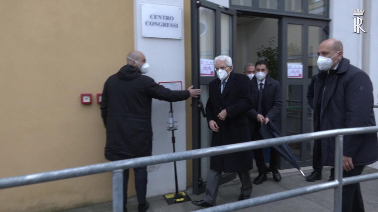 Coronavirus, Mattarella vaccinato con una dose di Moderna: l'arrivo e l'uscita dallo Spallanzani