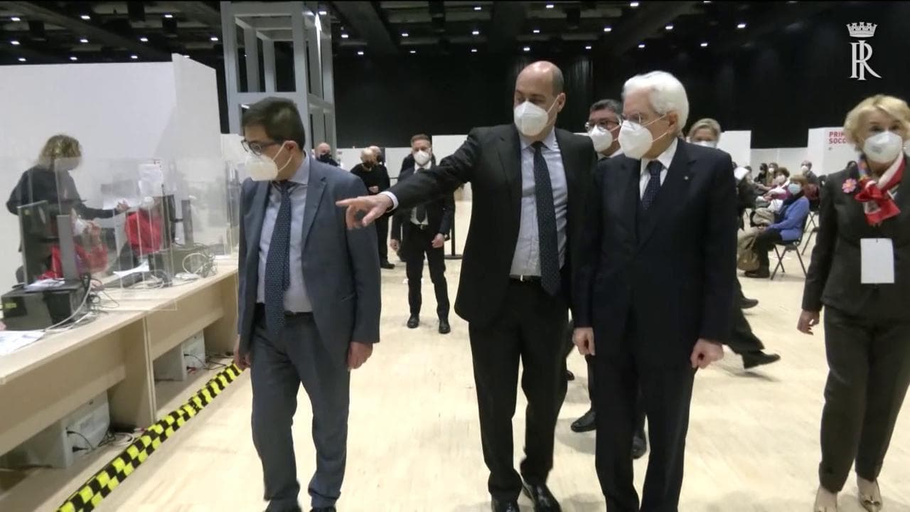 Applausi per Mattarella in visita al centro vaccinale alla Nuvola dell’Eur