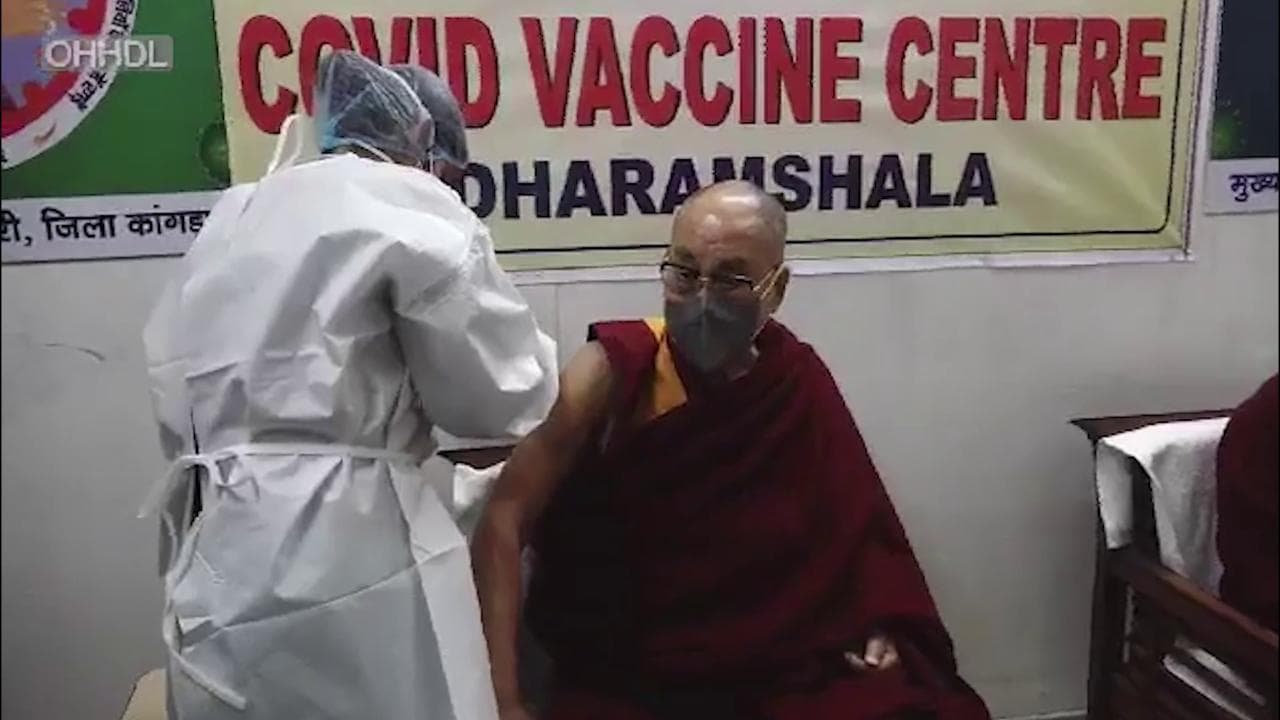 Coronavirus, il Dalai Lama si vaccina: “Siate coraggiosi, fatelo anche voi”