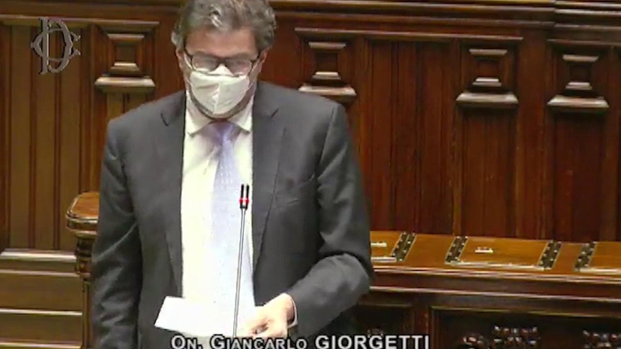 Coronavirus, Giorgetti: "Valutiamo lo sviluppo di un polo nazionale per la produzione di vaccini"