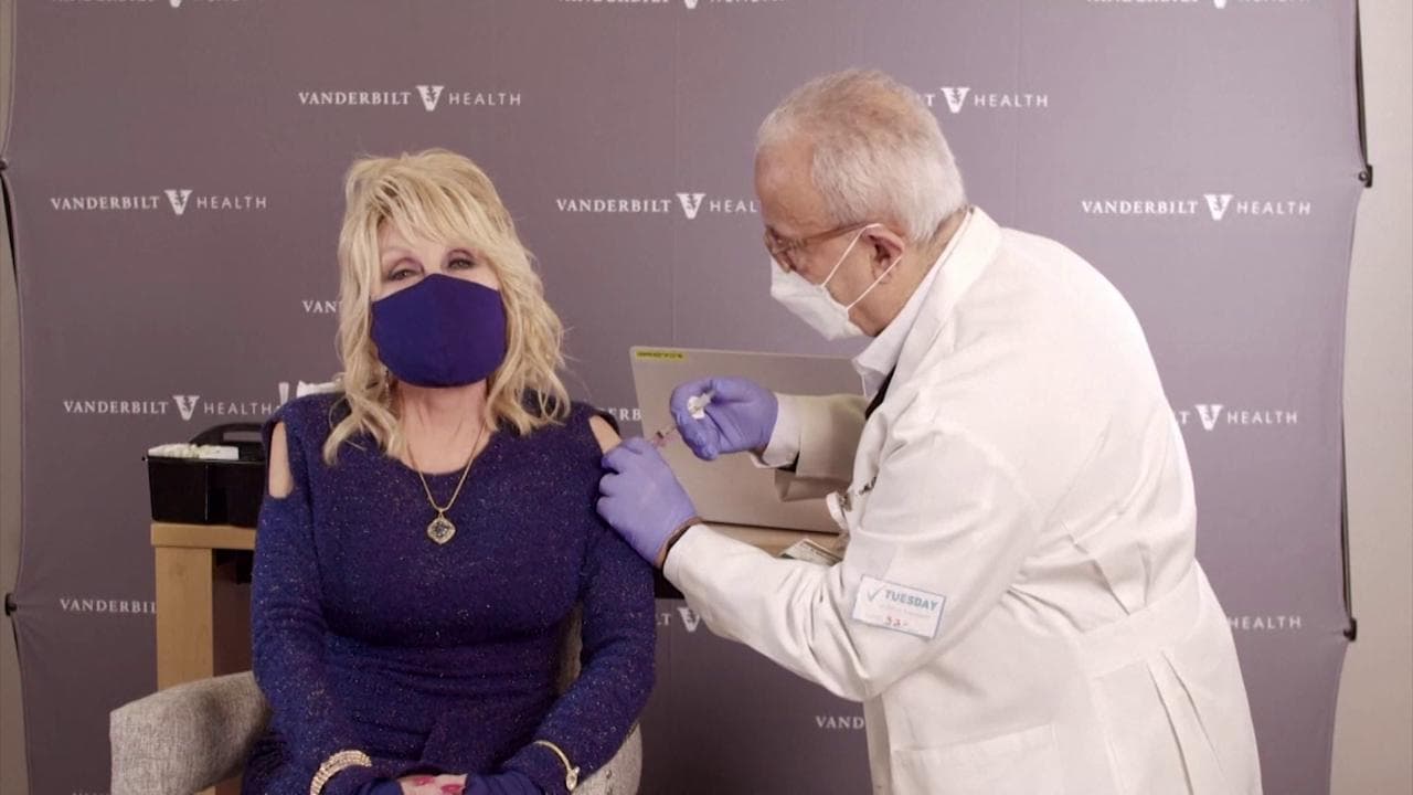 Usa, la star del country Dolly Parton si vaccina: "Non siate paurosi, fatelo anche voi"