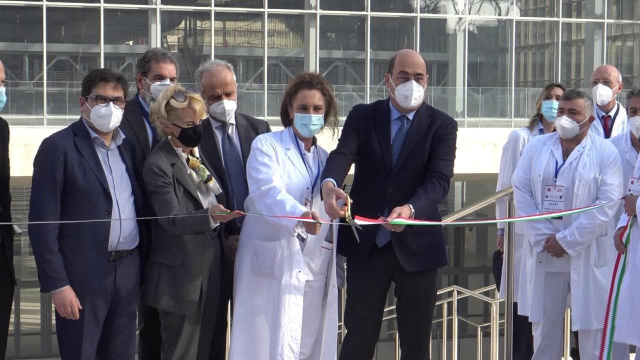Coronavirus, inaugurato hub alla Nuvola. Zingaretti: "Campagna vaccinale procede bene"