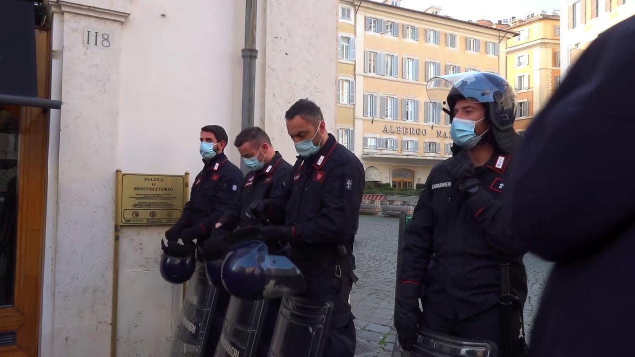 Morte Iacovacci in Congo, a piazza Montecitorio i Carabinieri si tolgono il casco e scatta l'applauso