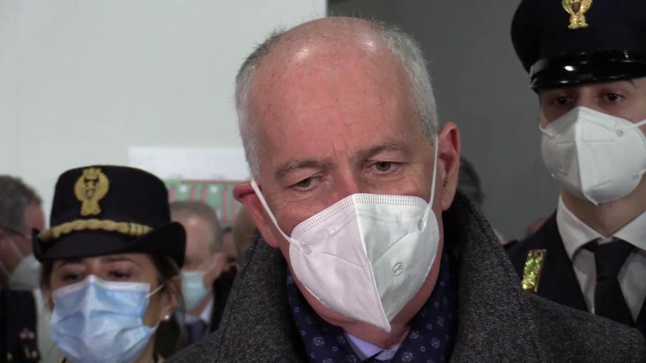Vaccini, il capo della polizia Gabrielli: "Chi non lo fa non avrà sanzioni, ma fa male a sé stesso"