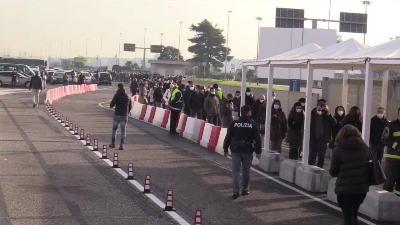 Roma, via alla vaccinazione degli insegnanti: lunga fila all'hub di Fiumicino