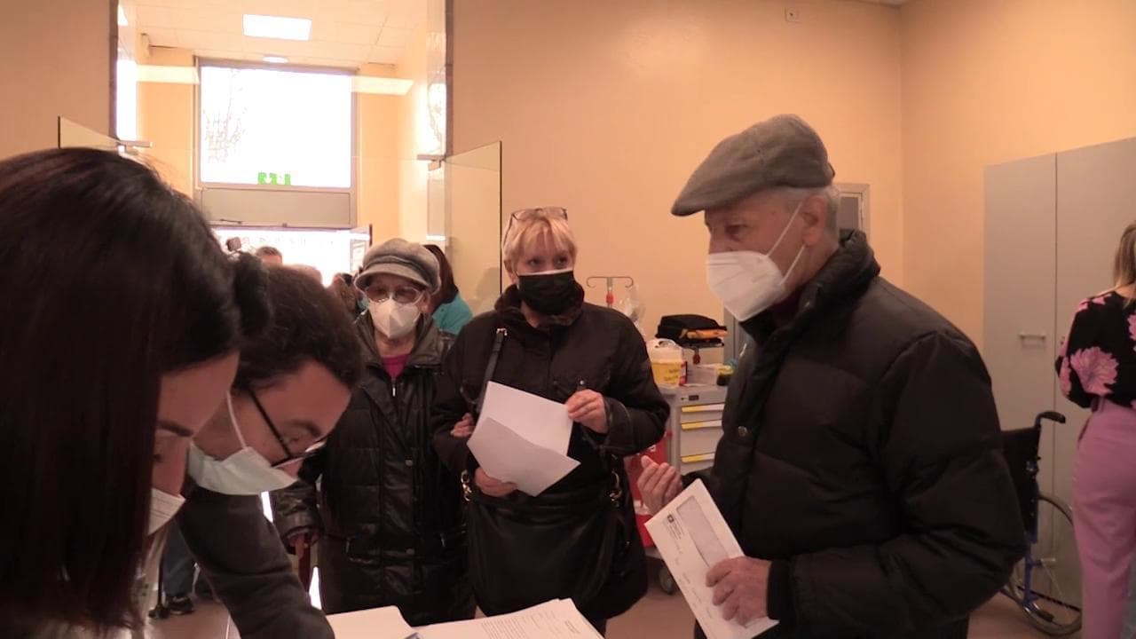 Coronavirus, via ai vaccini per gli over 80 in Lombardia: "Oggi la nostra liberazione"