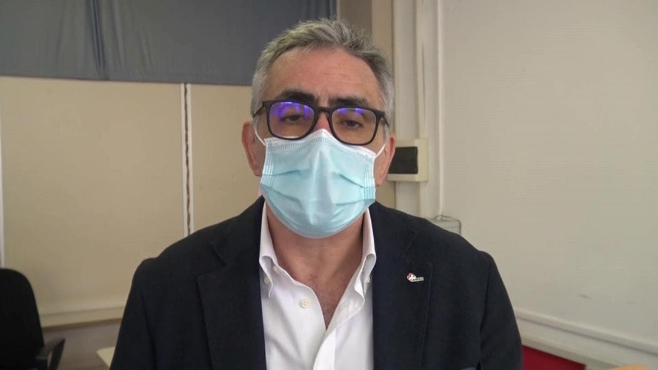 L'allarme di Pregliasco: "C'è carenza mondiale di dosi, la campagna vaccinale sarà un'epopea"