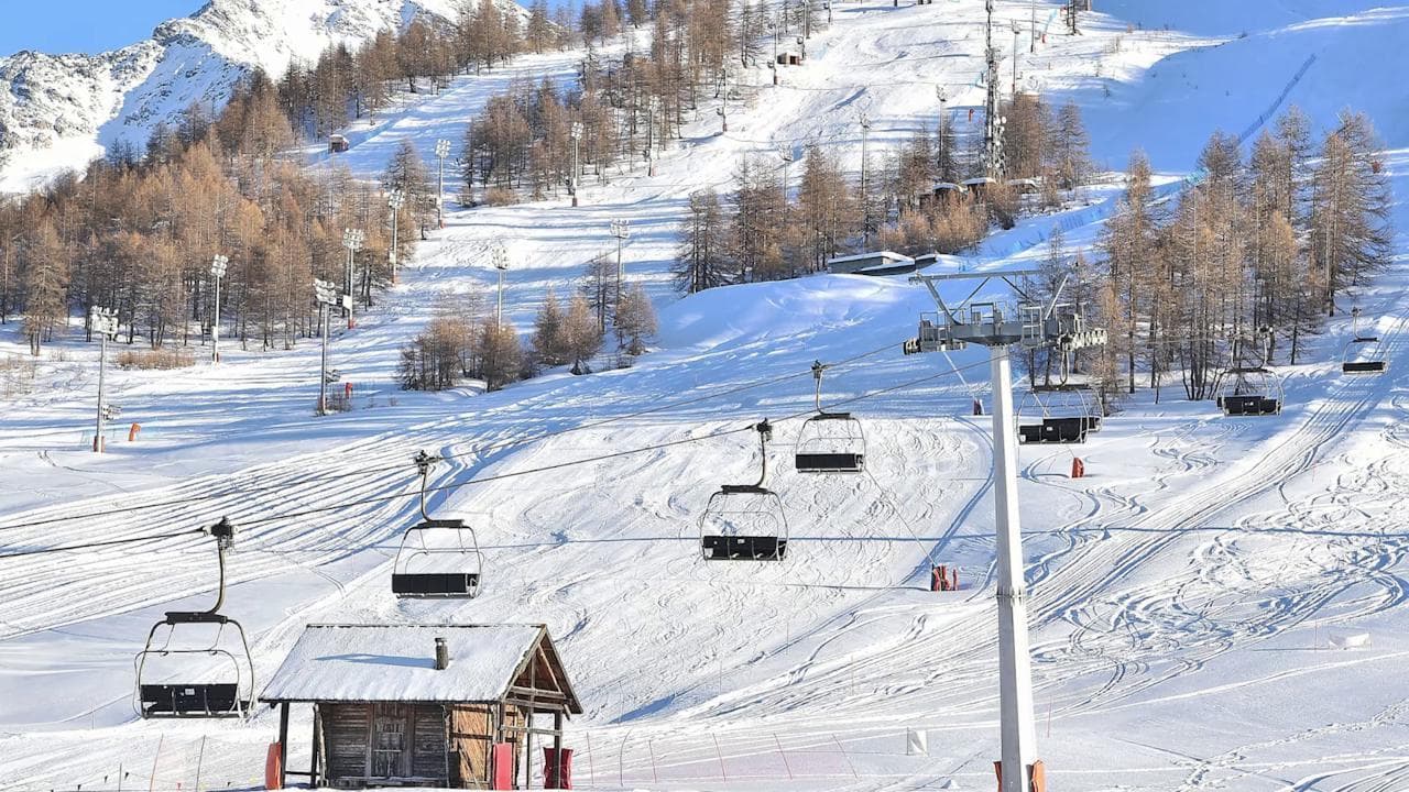 Coronavirus, la stazione sciistica che sfida il divieto: "Siamo aperti, qui in tanti"