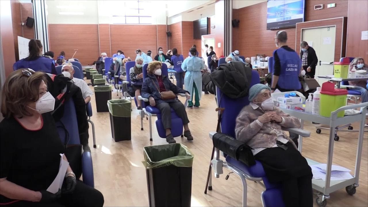Roma, via al vaccino anti-Covid per gli over 80: "Abbiamo visto la guerra, passeremo anche questa"