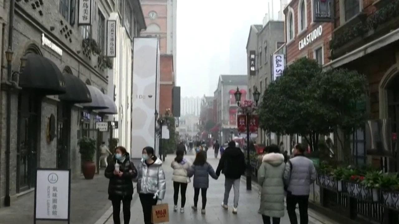 Wuhan un anno dopo il lockdown: la gente balla e fa shopping, tutto normale tranne le mascherine