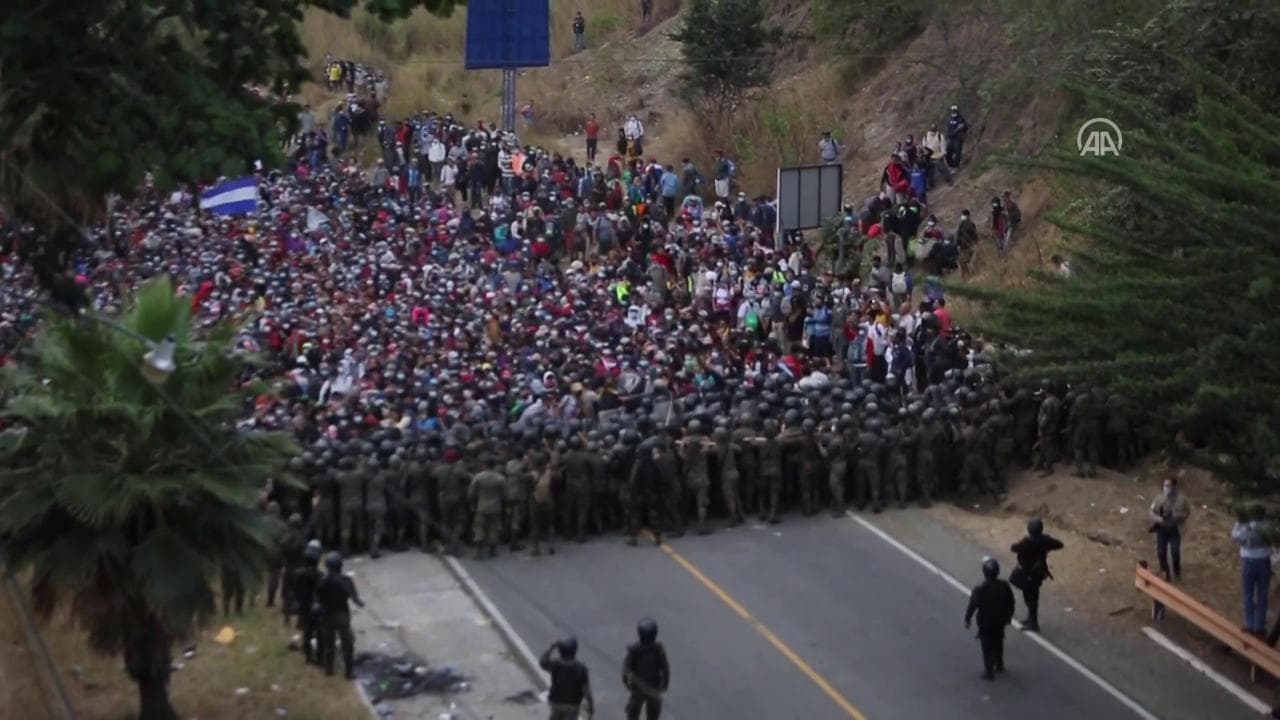Guatemala, migranti honduregni in marcia verso Usa bloccati in autostrada: scontri con la polizia