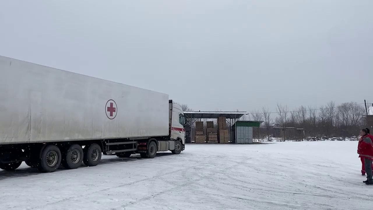Bosnia, migranti allo stremo nel campo di Lipa fra gelo e neve: "Dormiamo per terra, mangiamo tutti i giorni lo stesso cibo"