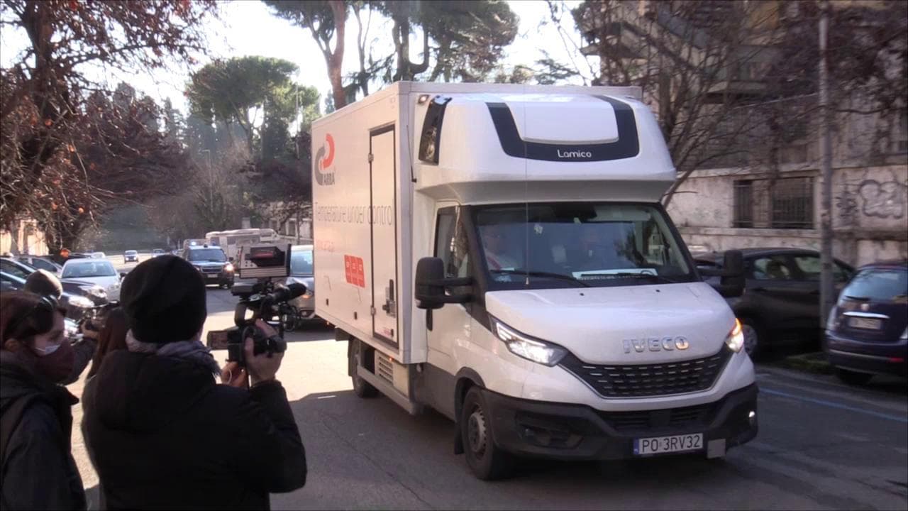 Coronavirus, il viaggio del vaccino di Moderna: scortato fino all'Istituto superiore di sanità