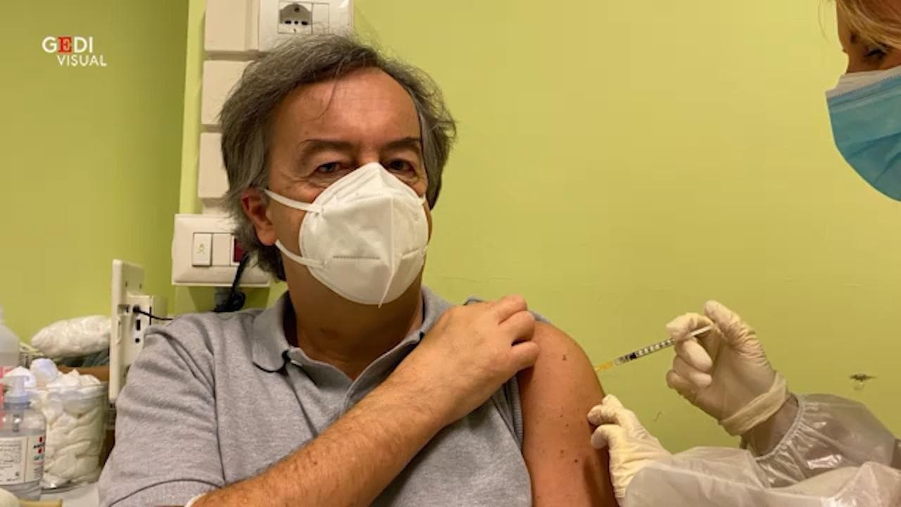 Coronavirus, si vaccina Burioni: "Non ci sono scuse, dobbiamo vaccinare più persone possibili"