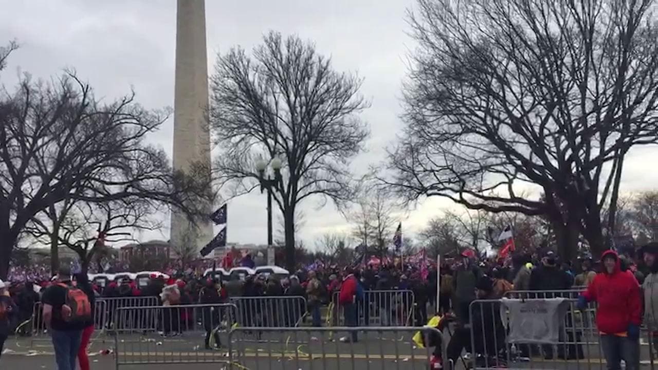 A Washington, tra la folla della manifestazione pro-Trump, nel giorno in cui il Congresso certifica la vittoria di Biden