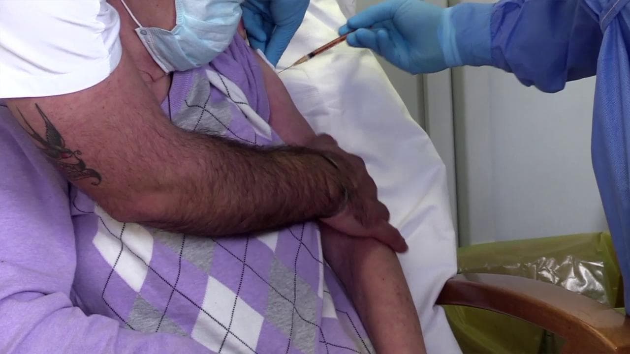 Il vaccino nelle Rsa, medici e infermieri: "Finalmente i pazienti potranno riabbracciare i loro cari"