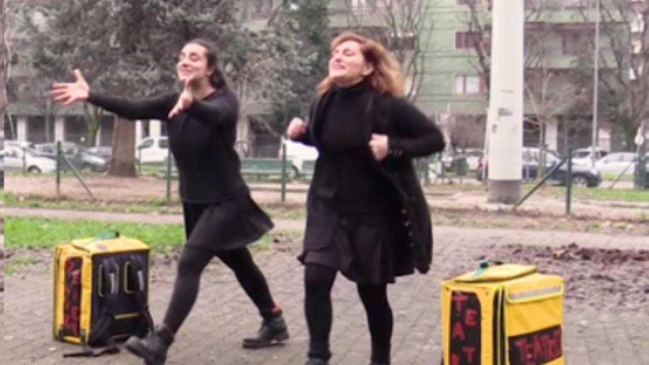 Milano, il teatro diventa delivery: "Vi portiamo a casa il nutrimento dell'anima"