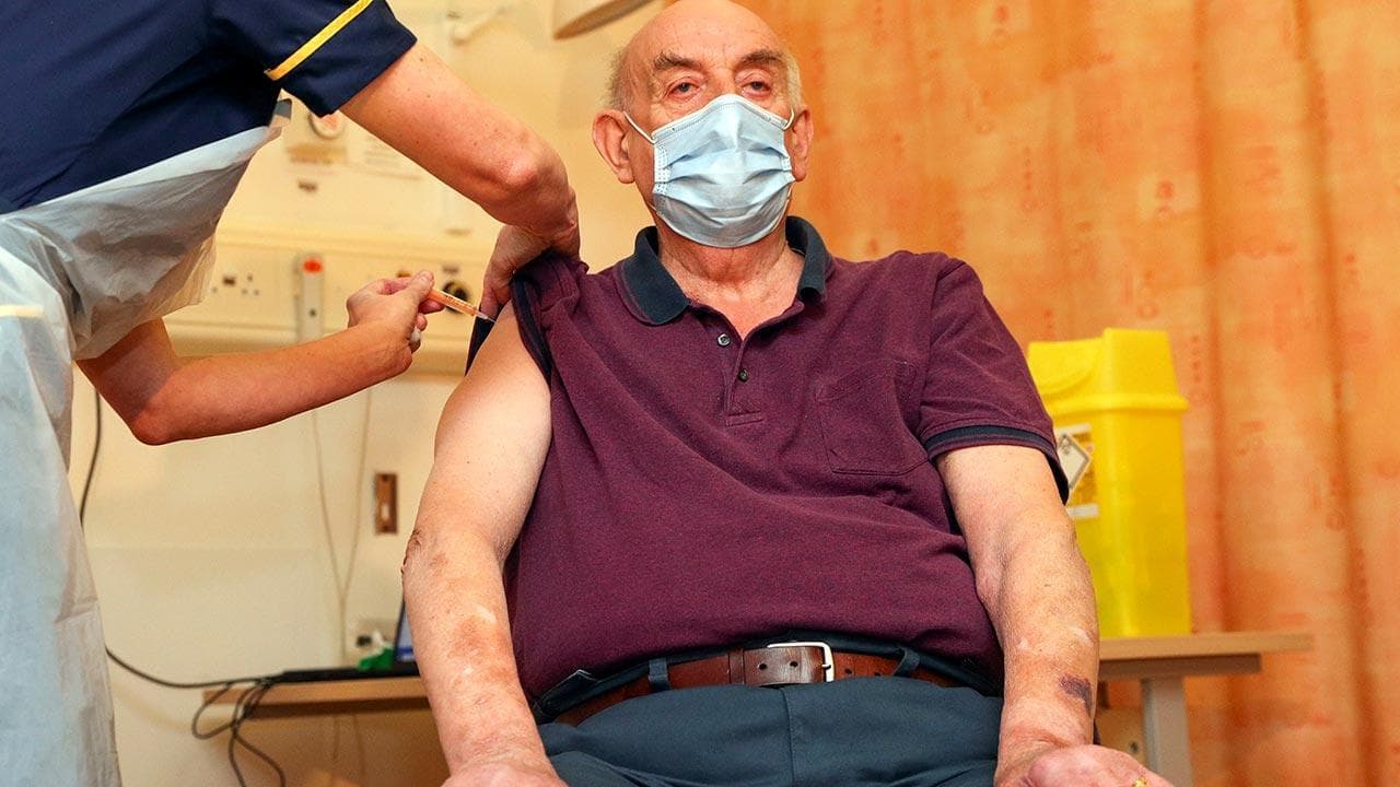 Coronavirus, al via in Gb la somministrazione del vaccino Oxford-AstraZeneca: un 82enne riceve la prima dose