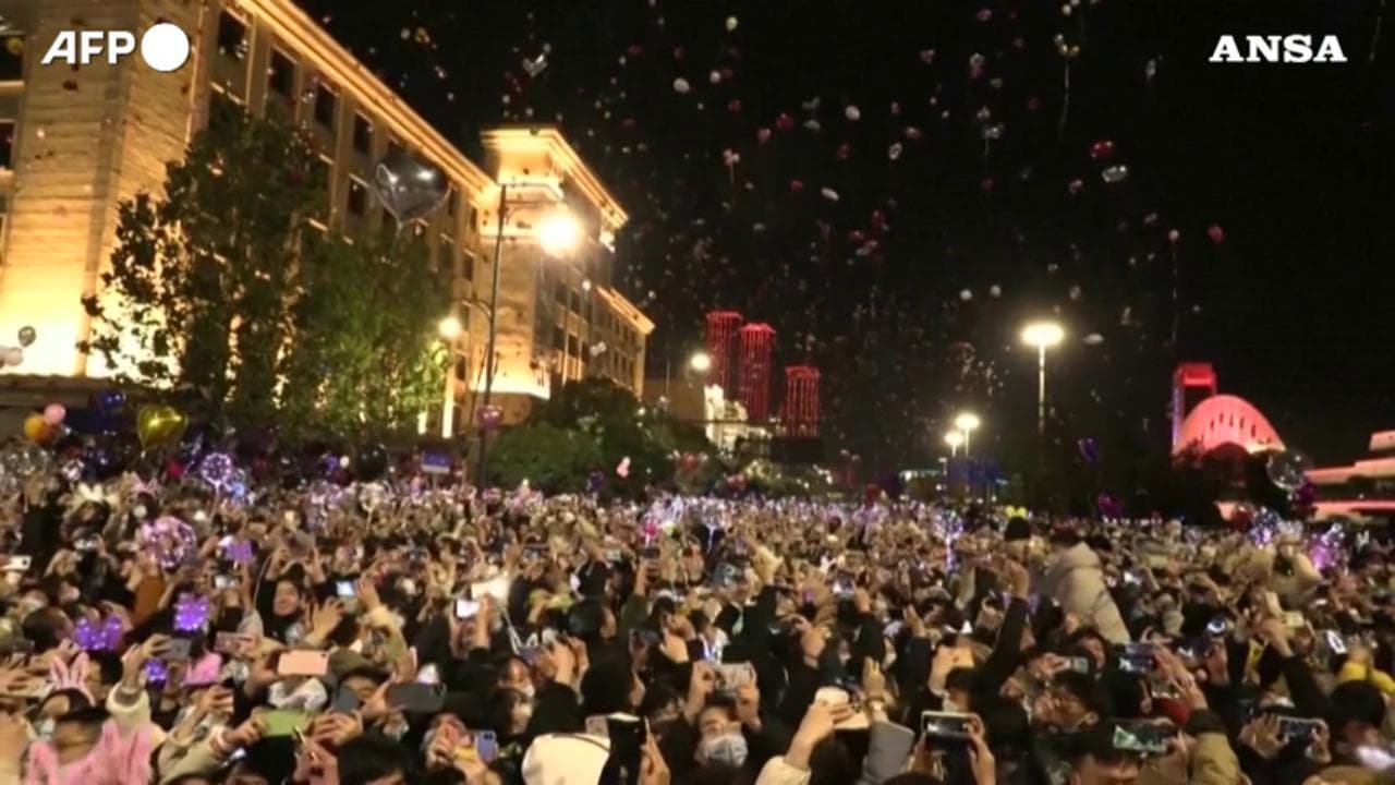 Wuhan, migliaia in piazza per festeggiare capodanno 2021 nel primo epicentro del Covid