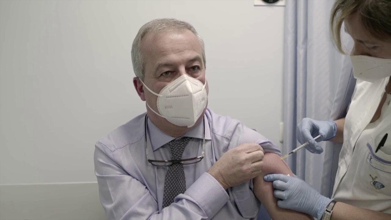 Covid, Locatelli si vaccina: "Facciamolo tutti per uscire da emergenza"