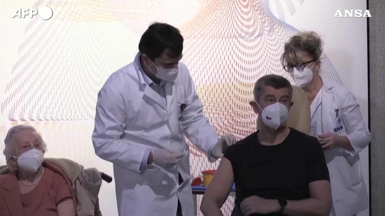 Vax Day, il premier Babis tra i primi a vaccinarsi in Repubblica Ceca