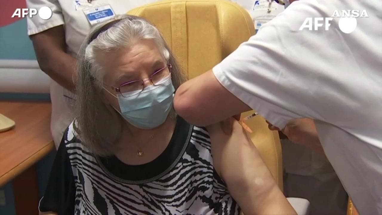 Vax Day, Mauricette è la prima a vaccinarsi contro il Coronavirus in Francia: l'applauso degli infermieri
