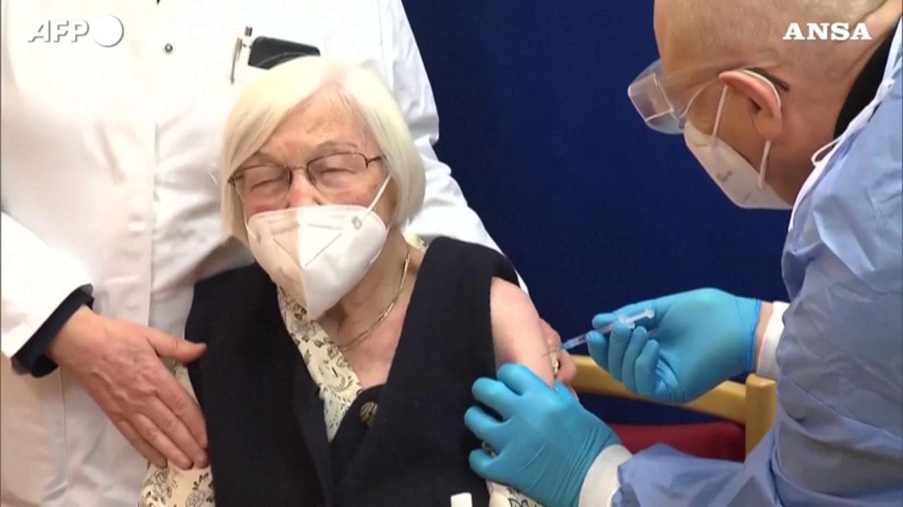 Vax Day, a 101 anni Gertrud è la prima a vaccinarsi contro il Coronavirus a Berlino