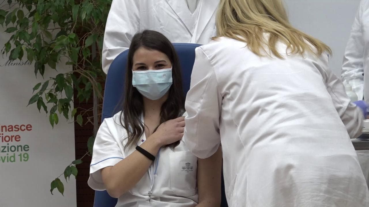 Vax day, le prime tre persone ricevono il vaccino allo Spallanzani: una virologa, un'infermiera e un operatore sanitario