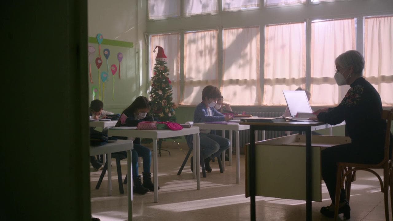 Coronavirus, i bambini portano il messaggio del Ministero dell'Istruzione: "Adulti, a Natale non fate i capricci e proteggiamo la scuola"