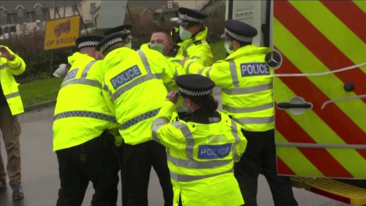 Coronavirus, tensione a Manston: scontri tra camionisti e polizia