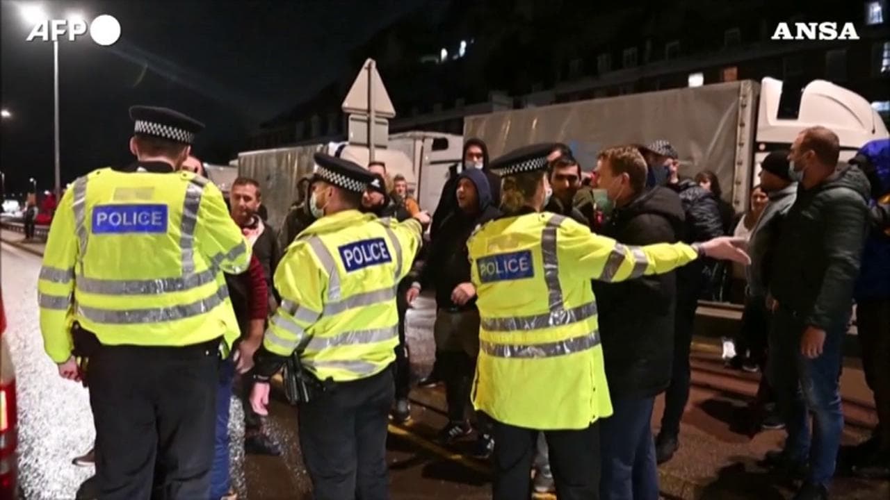 Covid, variante inglese: camionisti bloccati al porto di Dover dalla polizia