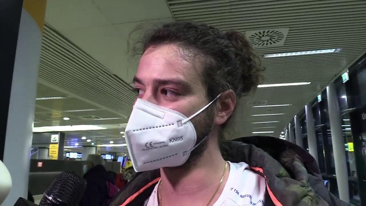 Stop a voli da GB, tamponi per ultimi passeggeri in arrivo a Fiumicino: "Siamo scappati, a Londra situazione fuori controllo"