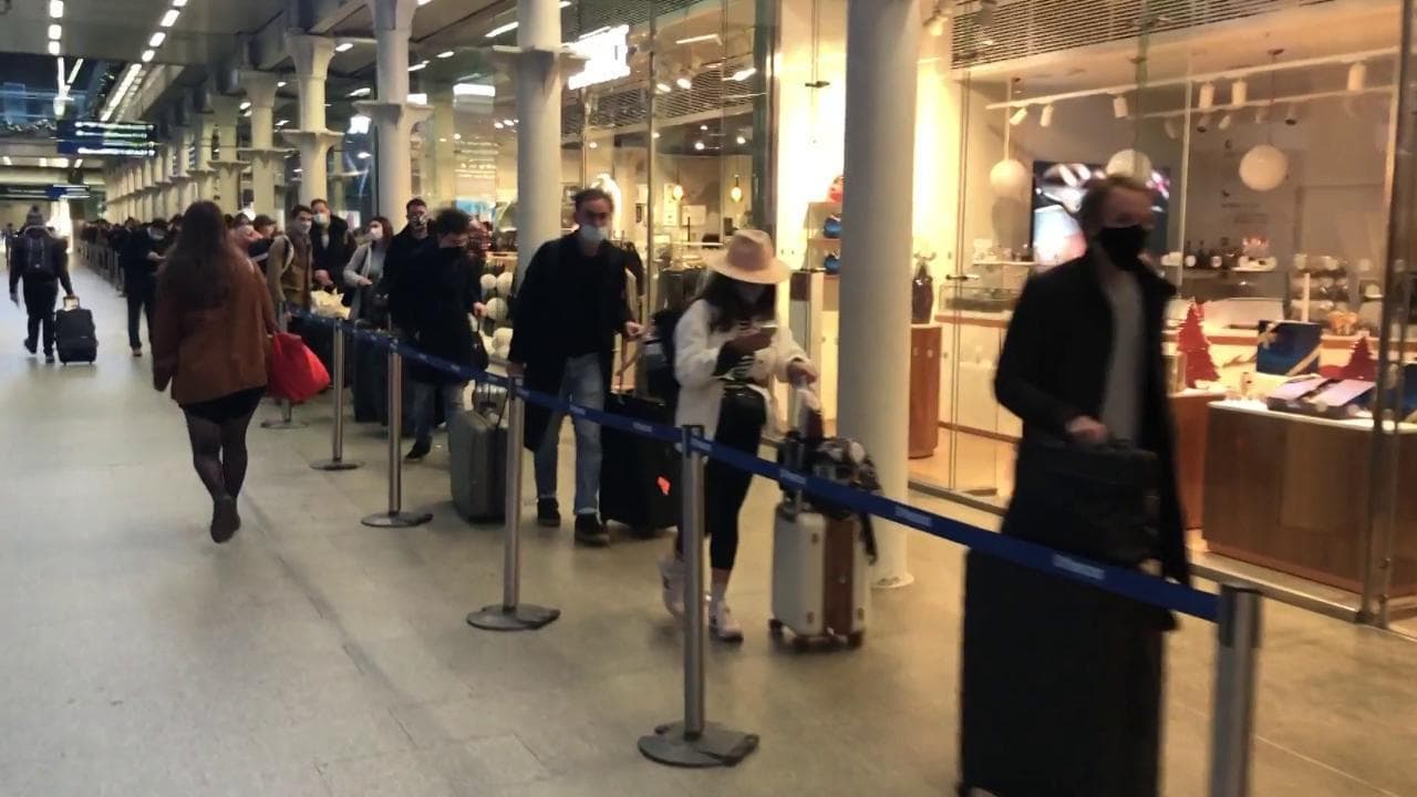Variante Covid, fuga da Londra in treno: le lunghe file all'imbarco per l'Eurostar