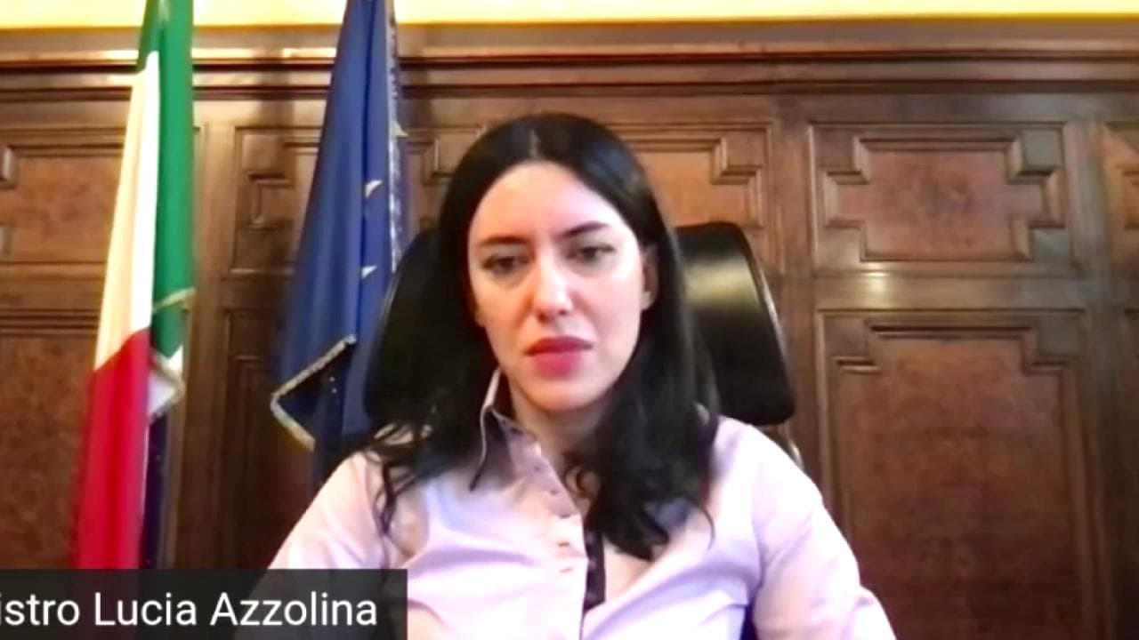 Covid, Azzolina: "Studenti hanno diritto a tornare a scuola, lavoriamo con le Regioni per la riapertura"