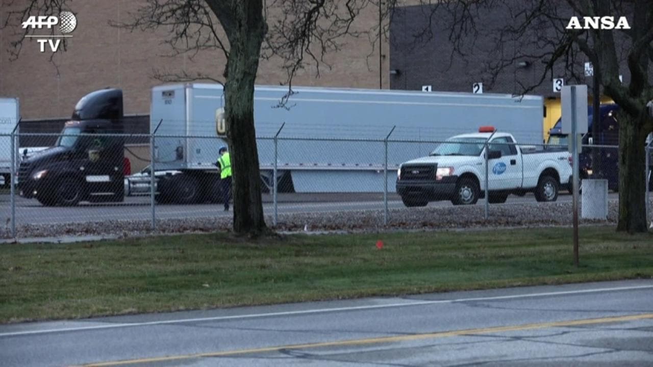 Coronavirus, Usa: i camion con i vaccini escono dalla fabbrica Pfizer