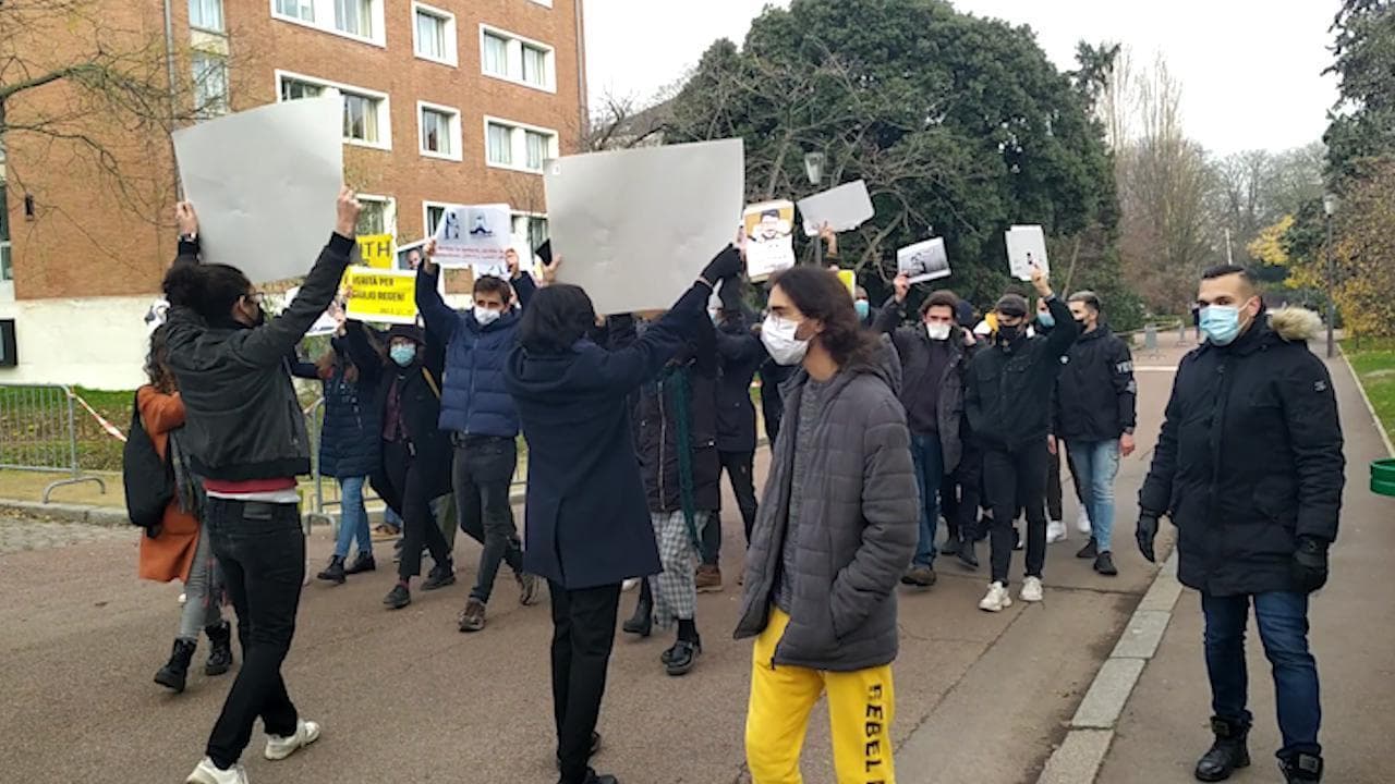 Parigi, la protesta degli studenti contro Al Sisi