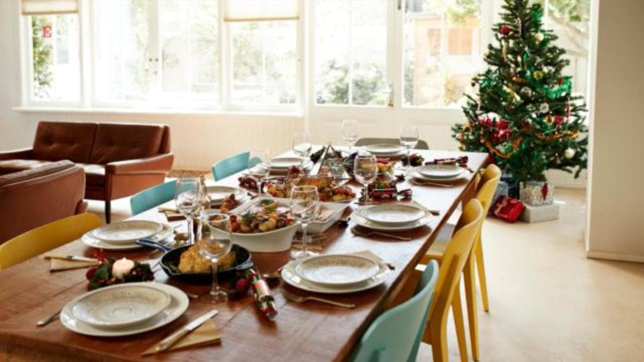 Festività e contagi, 10 regole per un pranzo di Natale in sicurezza: i consigli dell'esperto